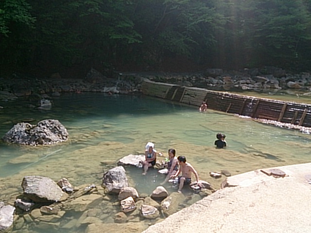 川の中の混浴温泉 尻焼温泉 暮坂高原キャンプ場へのツーリング キャンプです 14年5月 バイクで一人旅 一人キャンプ